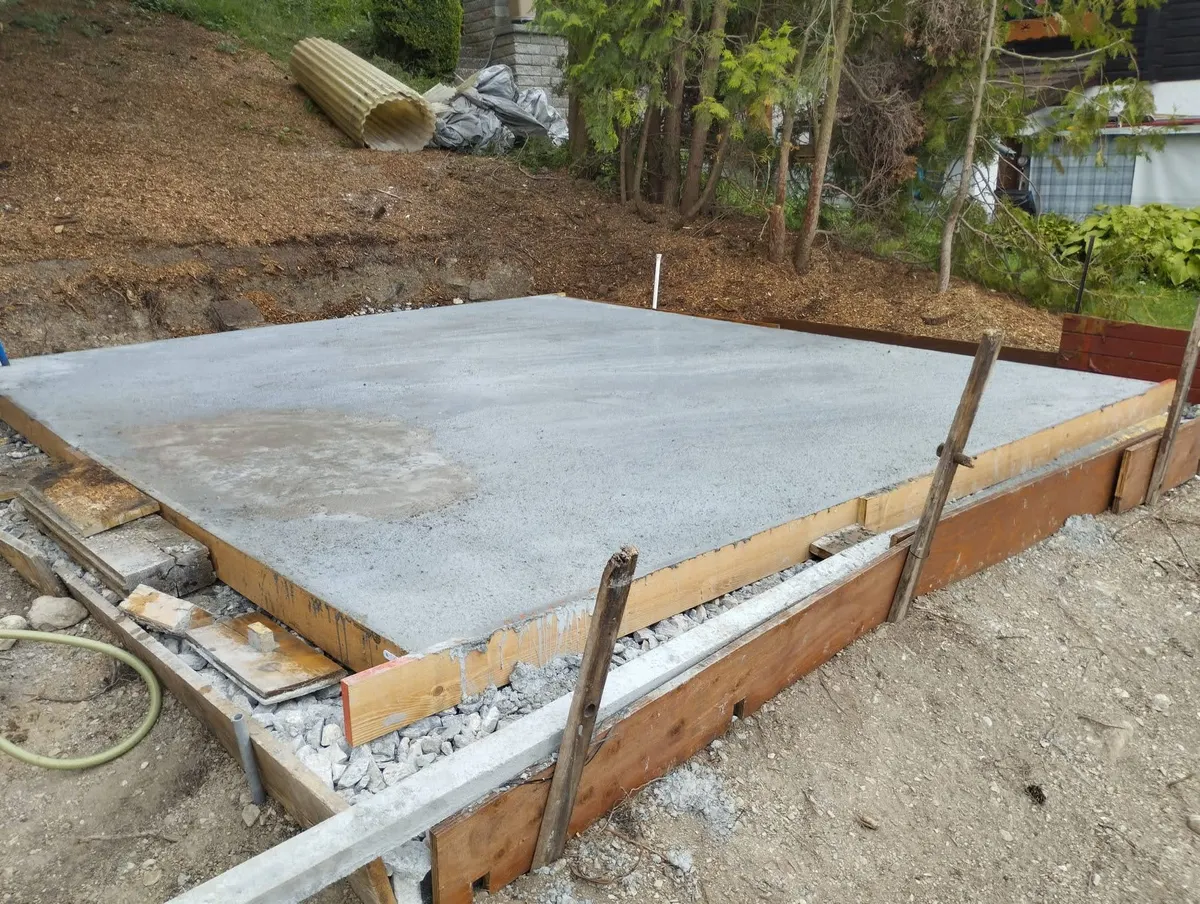 Dalle en béton fraîchement coulée