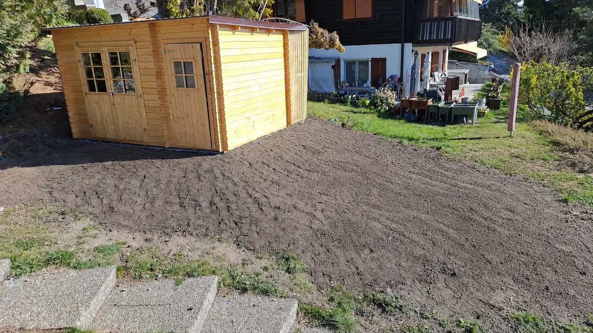 Terrain nivelé autour du cabanon terminé