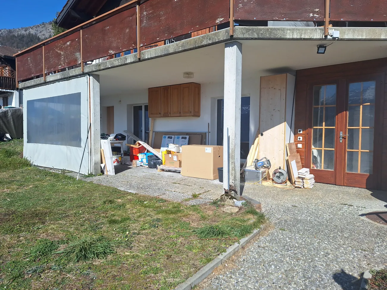 Terrasse avant et après débarras et rafraîchissement peinture — avant