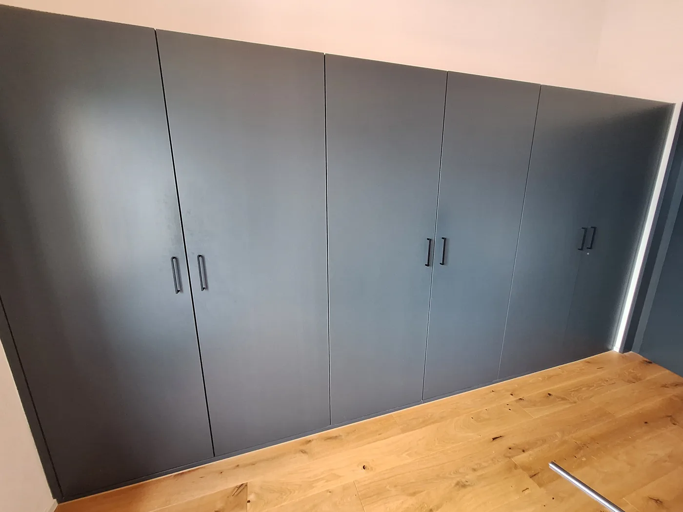 Portes d'armoire avant et après la pose de poignées — après