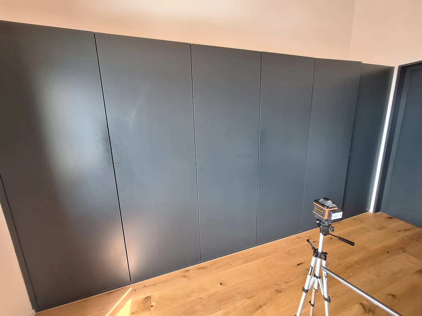 Portes d'armoire avant et après la pose de poignées — avant
