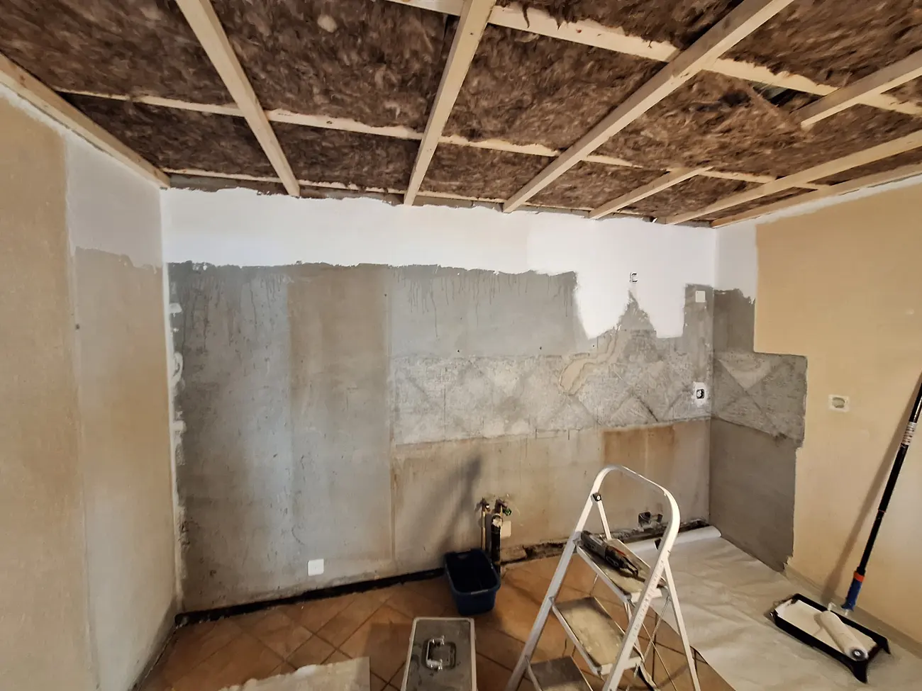 Mur de cuisine mis à nu avant travaux